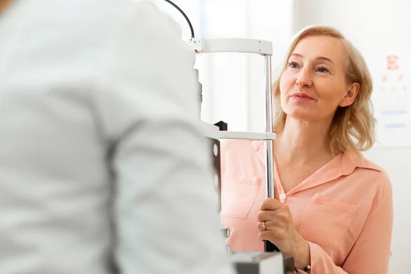 Curiosa rubia escuchando atentamente las conclusiones de su médico — Foto de Stock