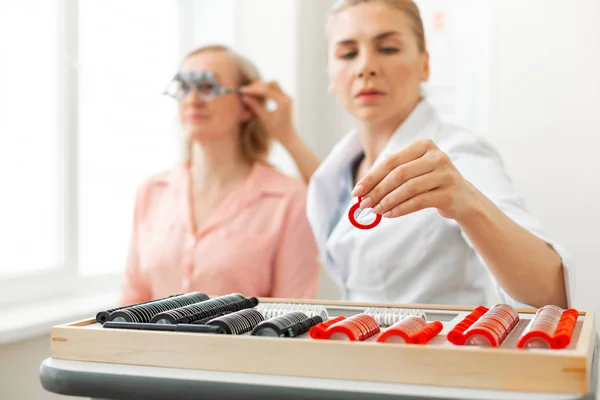 Resolute deskundige met vastgebonden haar op een grootte van de lens — Stockfoto