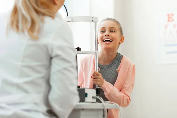 Criança animada alegre com sorriso largo conversando com médico agradável — Fotografia de Stock