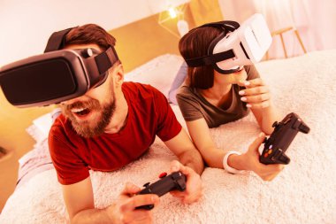 Güzel çift birlikte evde hayran duygu