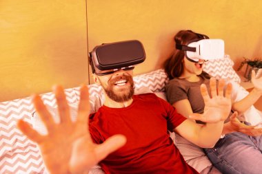 Heyecanlı adam bir bayan ile oyun oynuyor