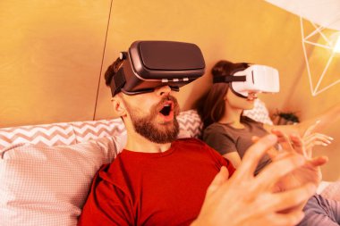 Güzel bayan bir adam ile iyi vakit geçiriyor