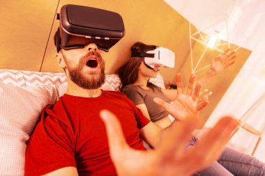 Heyecanlı adam bir bayan ile bir oyun oynarken zevk