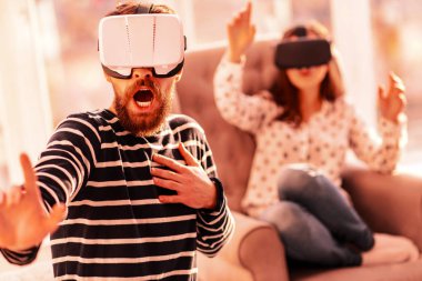 Yakışıklı adam yeni bir sanal oyun oynuyor