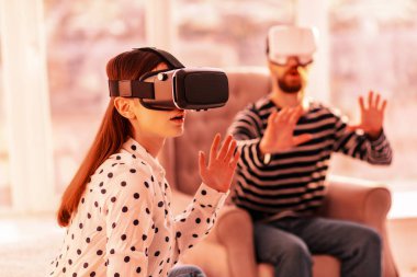 Hoş adam bir kız ile evde eğlenmek