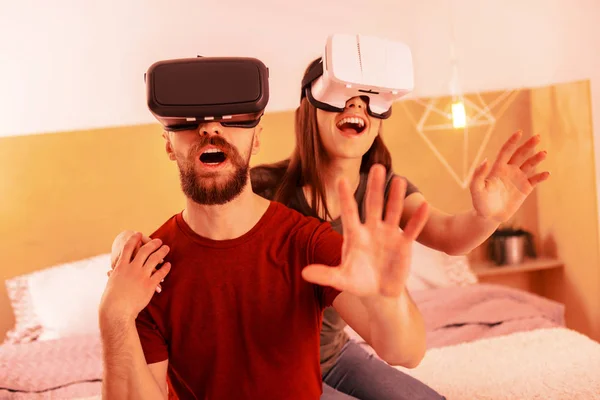 Funny par spelar virtuella spel hemma — Stockfoto