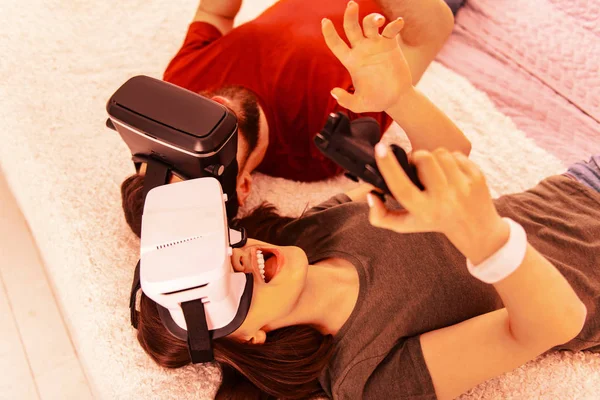 Neşeli kız ve adam yeni bir oyun zevk