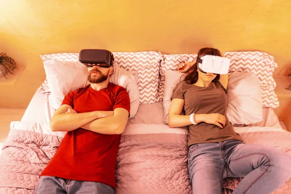 Pozitif çift evde birlikte bir gün geçirmek