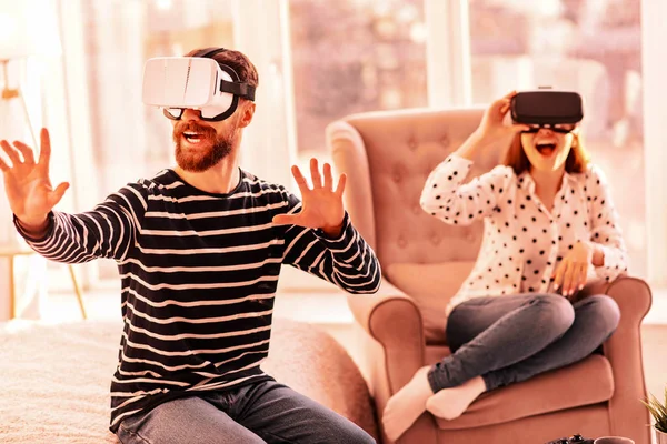 Buen hombre y mujer tratando de jugar realidad virtual — Foto de Stock