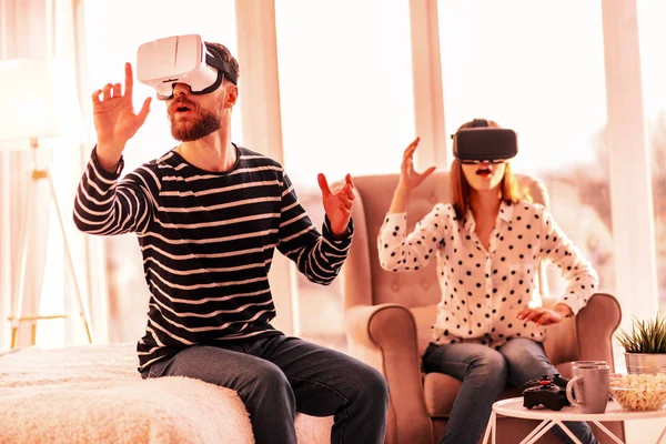 Funny par upplever ett nytt virtuellt spel — Stockfoto