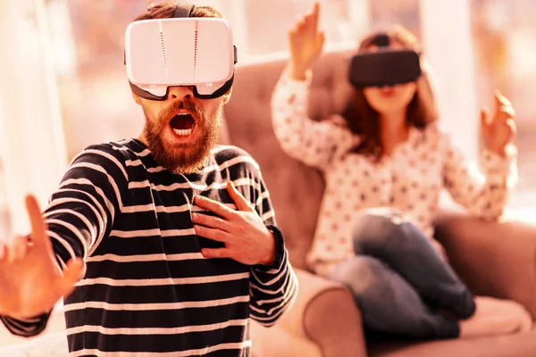 Yakışıklı adam yeni bir sanal oyun oynuyor