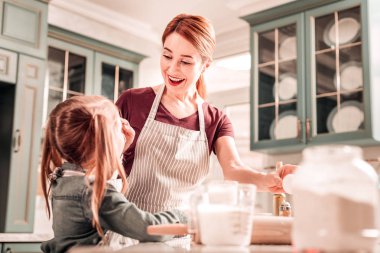 Pozitif mutlu genç anne bakıyor onun kız
