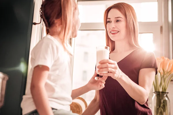 Amable joven mujer cuidando de su hijo — Foto de Stock