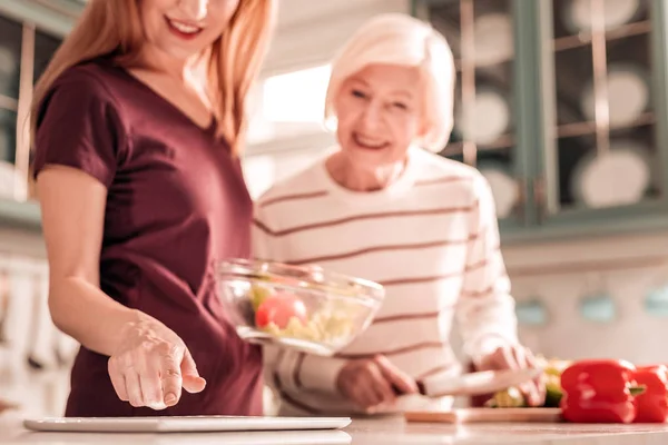 Primer plano de la mano femenina que apunta a la tableta — Foto de Stock