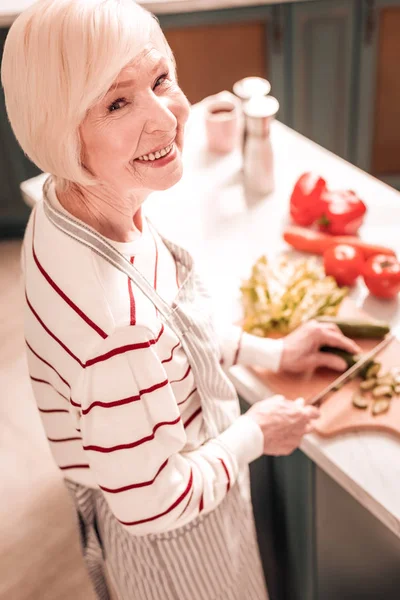 Зрелая женщина готовит овощи для салата — стоковое фото