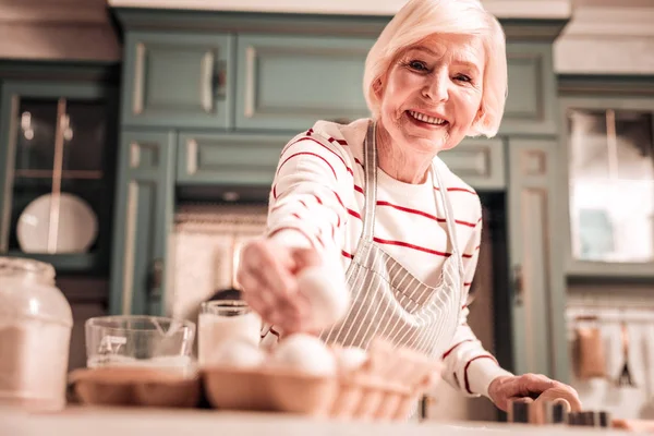 Положительный восторг от бабушки, которая готовит печенье для внучки — стоковое фото