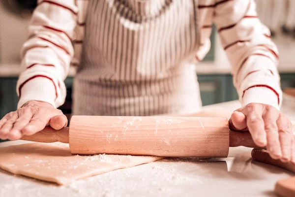 Mulher competente que trabalha com massa de farinha de biscoitos — Fotografia de Stock