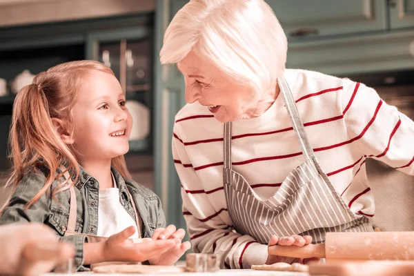 Zadowolony starszy Blondynka patrząc na jej wnuczka — Zdjęcie stockowe