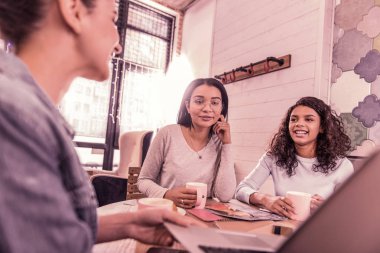Fırın içinde otururken yeni proje tartışarak üç uzak işçi düşük açı