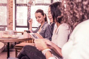 Fırın içinde çalışan tabletleri ve telefonları kullanarak üç meşgul profesyonel serbest