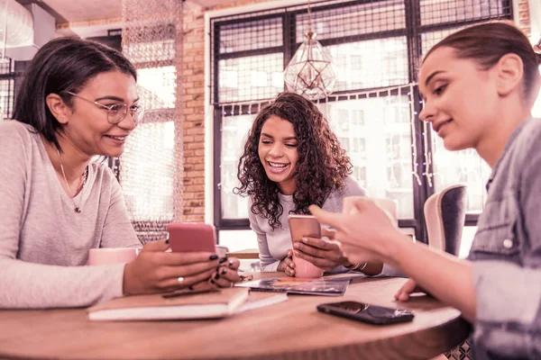 Three best friends feeling amazing while showing photos after traveling together — Stock Photo, Image