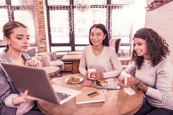 Junges Team vielversprechender Modedesigner arbeitet an neuer Kollektion am Arbeitsplatz — Stockfoto