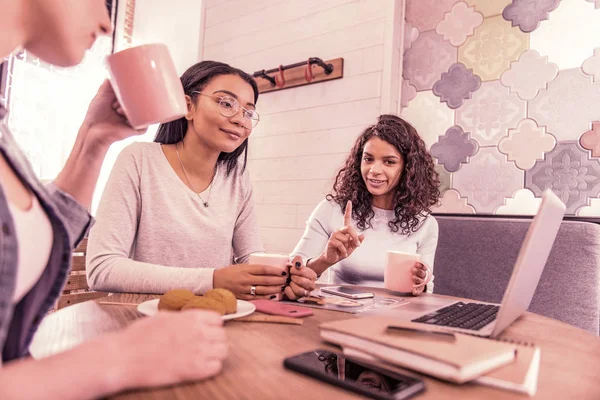 Trois femmes d'affaires prometteuses qui réfléchissent à leur entreprise — Photo