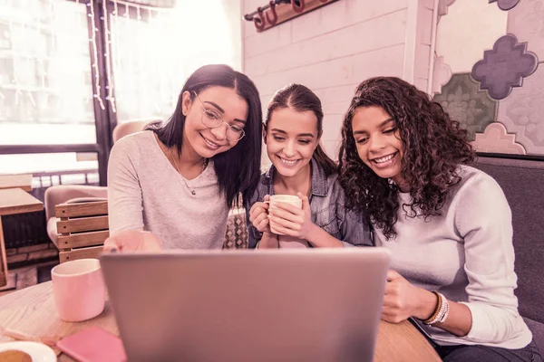 Drie mooie vrouwen voelen zich vreugdevol tijdens hun weekend terwijl ze elkaar ontmoeten — Stockfoto