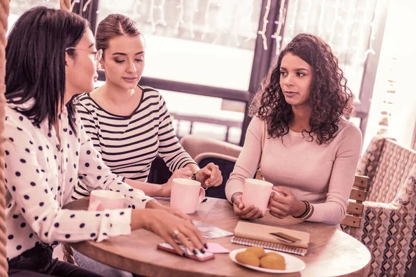 Tres estudiantes de maestría pasando su descanso en la acogedora cafetería cerca de la universidad — Foto de Stock