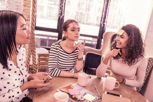 Kelime anlamını tahmin oyun oynarken yabancı dil okuyan öğrenciler — Stok fotoğraf