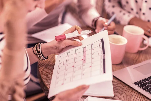 Upptagen Master Student innehar rosa markör medan du studerar hennes nya schema — Stockfoto