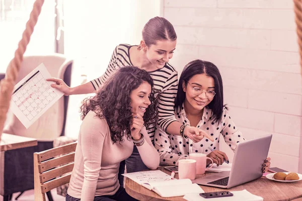 Tres prometedoras empresarias que trabajan en horario de trabajo para sus empleados — Foto de Stock