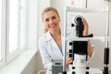 Elektronik cihaz ile çalışan Sarışın doktor ışınlama