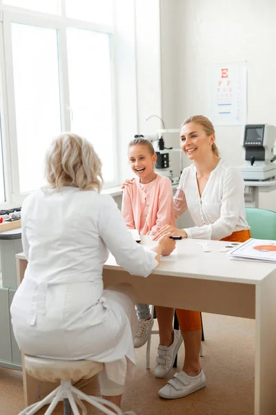 Ridere ragazza carina essere comodo in gabinetto medico — Foto Stock