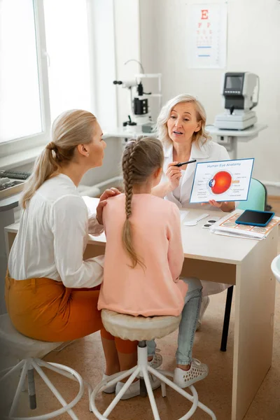 Experienced short-haired oculist being honest with her visitors — Stock Photo, Image