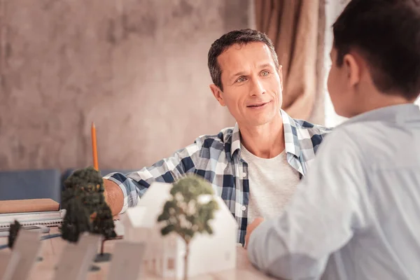 Hombre guapo y elegante hablando con su sobrino — Foto de Stock