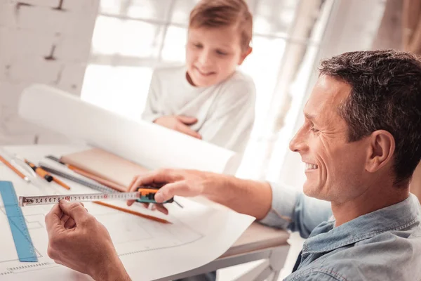 Rubio de pelo hijo escuchando a su padre bueno en geometría — Foto de Stock