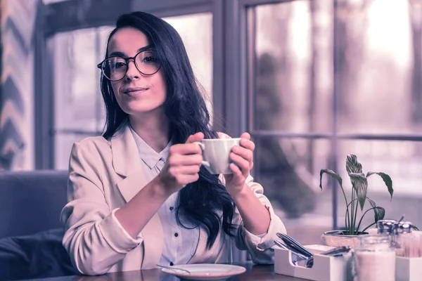 Sabroso Capuchino Encantada Mujer Agradable Sosteniendo Una Taza Café Mientras — Foto de Stock