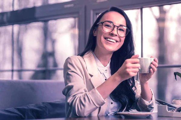 ポジティブな感情陽気な喜んだビジネスウーマンは 彼女のお気に入りのコーヒーを飲みながら 素晴らしい気分で — ストック写真