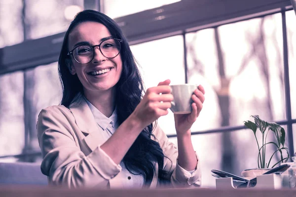 Favoriete Drankje Verrukt Vrolijke Vrouw Glimlachend Tijdens Het Drinken Van — Stockfoto