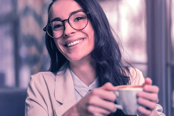 Oprechte Glimlach Vrolijke Verrukt Vrouw Glimlachend Naar Terwijl Een Geweldige — Stockfoto