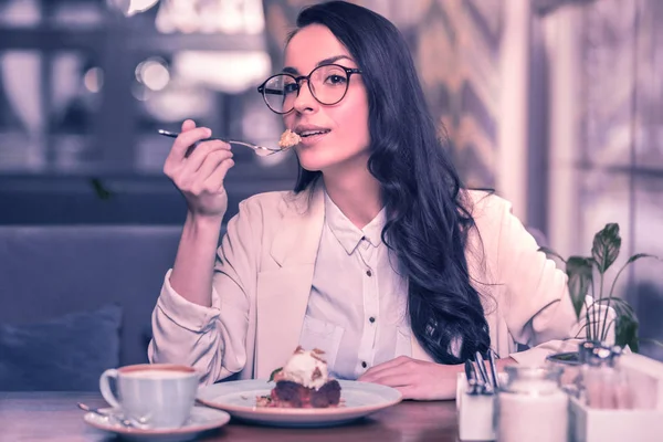 Heerlijk Dessert Aangename Aantrekkelijke Aardige Vrouw Genieten Van Haar Cake — Stockfoto