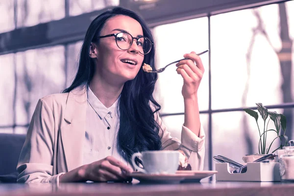 Muito Saboroso Agradável Mulher Atraente Sorrindo Enquanto Come Delicioso Bolo — Fotografia de Stock