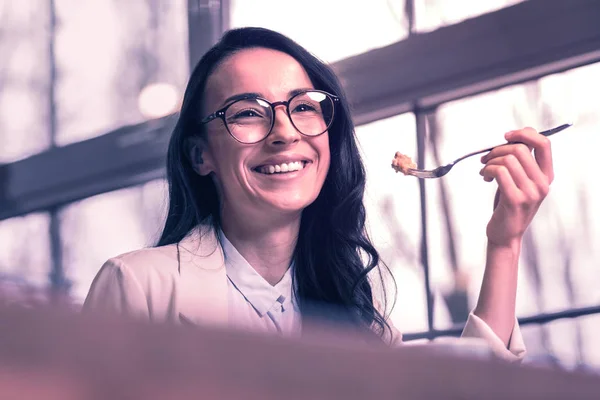 Heerlijk Dessert Verrukt Aardige Vrouw Met Een Vork Met Een — Stockfoto