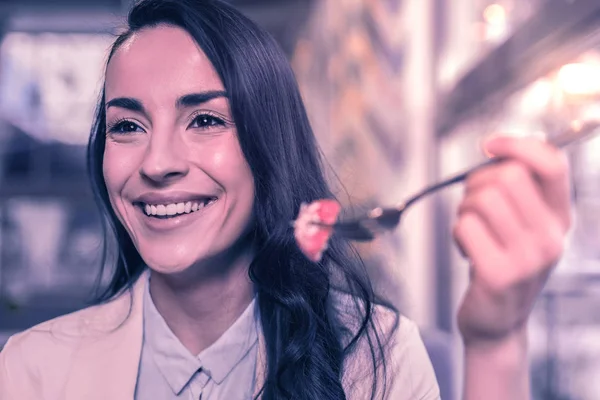 Geweldige Plek Gelukkige Aardige Vrouw Genieten Van Haar Dessert Tijdens — Stockfoto