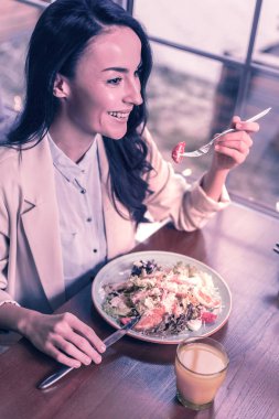 Sağlıklı salata. Onu öğle yemeği tadını çıkarırken salata yiyen sevindim güzel kadın