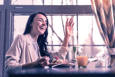 Seni görmek ne güzel. Neşeli pozitif kadın kafede onu görürken arkadaşını tebrik