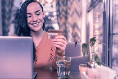 Online ödeme. Nice memnun kadın online ödeme yaparken kredi kartını kullanarak
