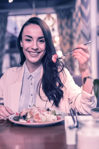 Comida Saudável Encantada Mulher Positiva Sorrindo Para Você Enquanto Come — Fotografia de Stock