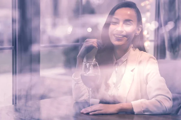 Aangenaam Ontspannen Blij Dat Mooie Vrouw Zitten Met Een Glas — Stockfoto